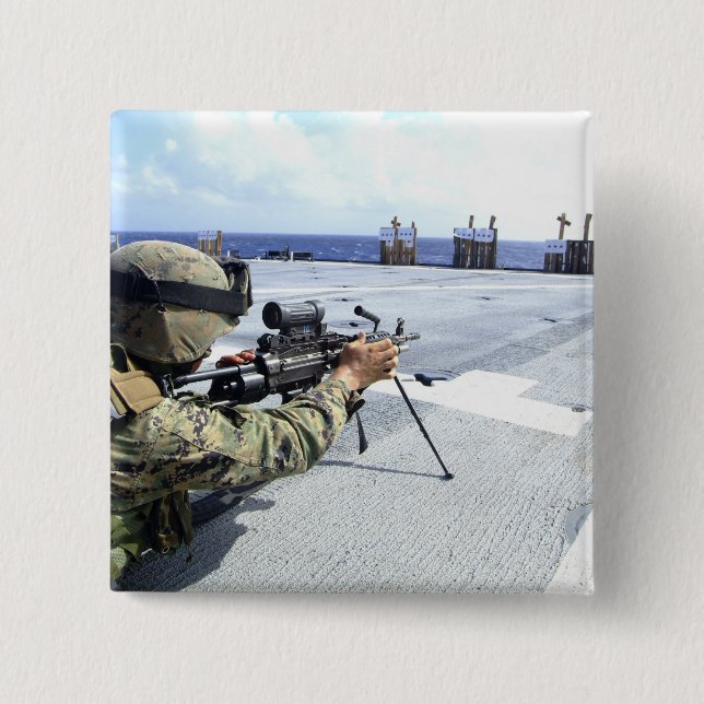 Eine US-Marine, die seine Waffe justiert Button (Vorderseite)