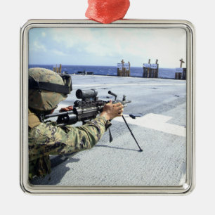 Eine US-Marine, die seine Waffe justiert Ornament Aus Metall