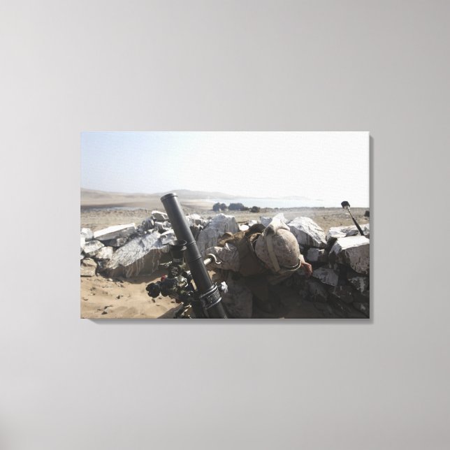 Eine US-Marine feuert einen Mörtel in Salinas, Per Leinwanddruck (Vorderseite)