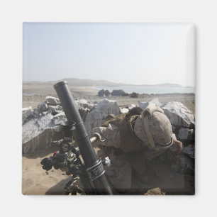 Eine US-Marine feuert einen Mörtel in Salinas, Per Magnet