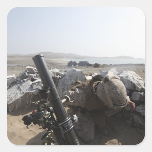 Eine US-Marine feuert einen Mörtel in Salinas, Per Quadratischer Aufkleber (Vorderseite)