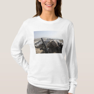 Eine US-Marine feuert einen Mörtel in Salinas, Per T-Shirt