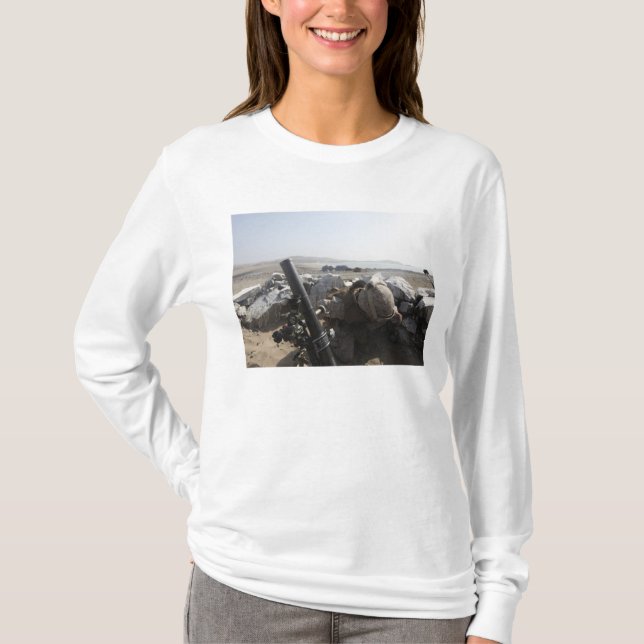 Eine US-Marine feuert einen Mörtel in Salinas, Per T-Shirt (Vorderseite)