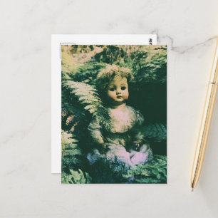 Eine verlassene süße gruselige Puppe im Wald Postkarte