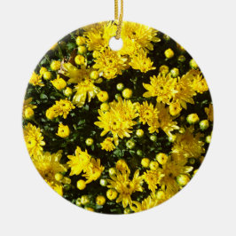 Eine Vielzahl gelber Mums Keramik Ornament