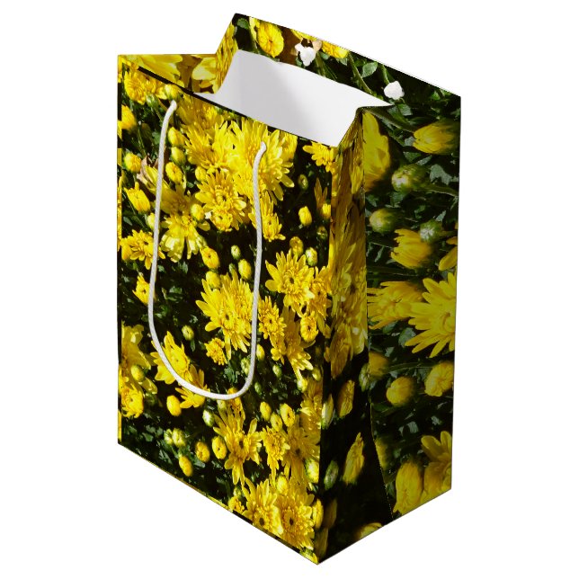 Eine Vielzahl gelber Mums Mittlere Geschenktüte (Vorderseite Schrägansicht)