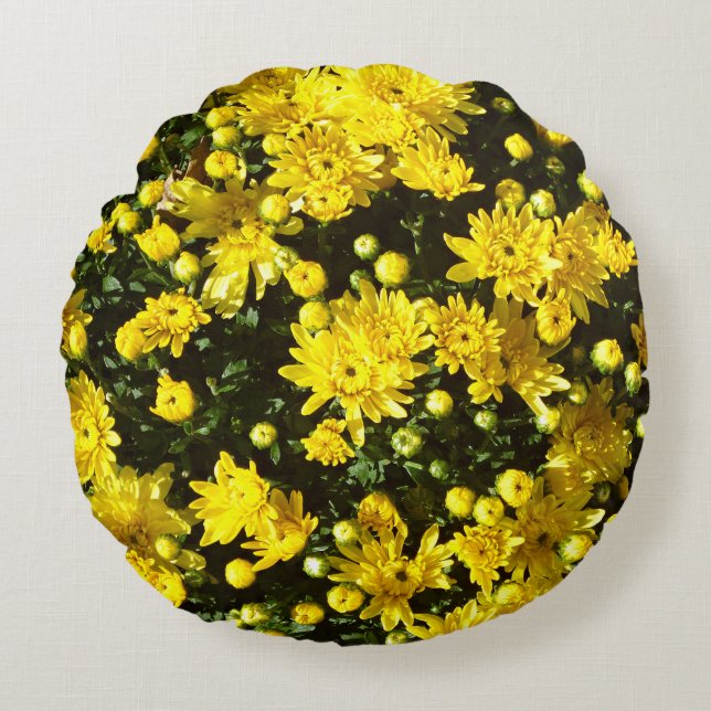 Eine Vielzahl gelber Mums Rundes Kissen (Vorderseite)