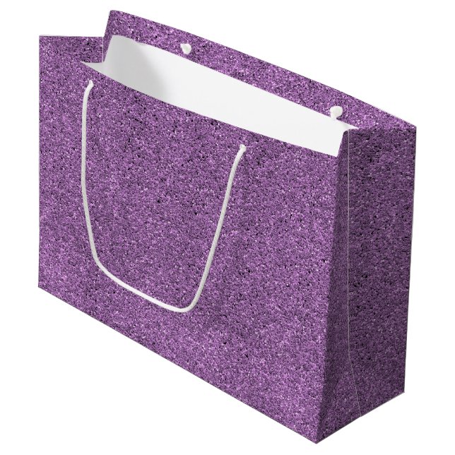 Eine violette Geschenktüte mit Glitter und einem w (Vorderseite Schrägansicht)