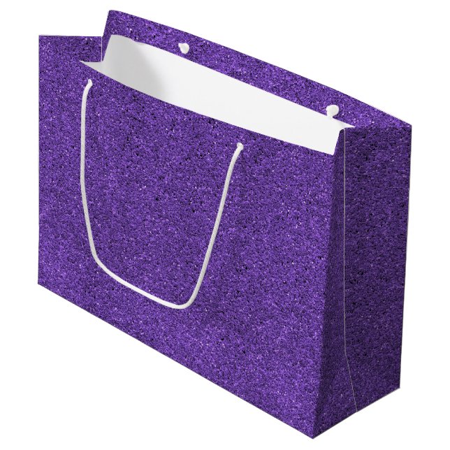 Eine violette Geschenktüte mit Glitter und einem w (Vorderseite Schrägansicht)