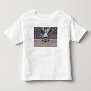 Eine Vorderansicht eines globalen Falken machte Kleinkind T-shirt
