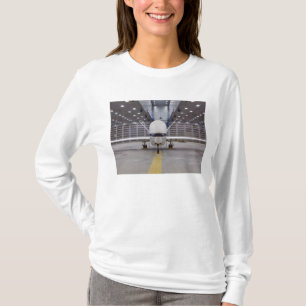Eine Vorderansicht eines globalen Falken machte T-Shirt