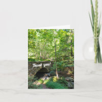 Eine Walkway-Brücke durch Wälder Danke Karte