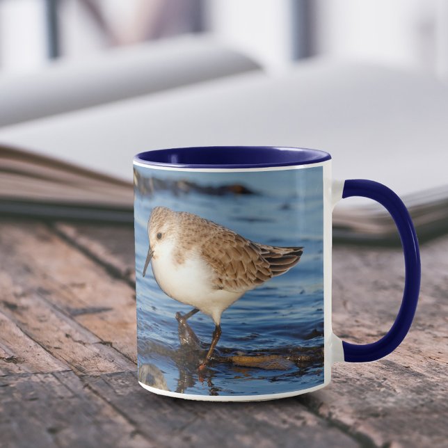 Eine Wanderung Sanderling Tasse (Wandering Sanderling on Shore 11 oz Coffee Mug Cover Photo.)