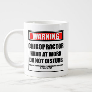 Eine Warnung an Chiropraktor bei der Arbeit stört Jumbo-Tasse