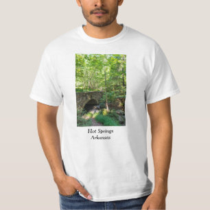 Eine Wegbrücke durch Wälder T-Shirt