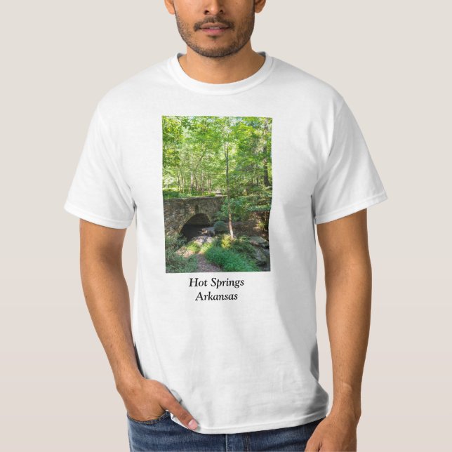 Eine Wegbrücke durch Wälder T-Shirt (Vorderseite)