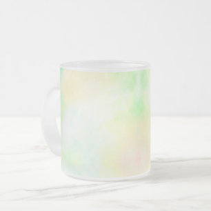 Eine weiße Keramiktasse mit einem pastellfarbenen Mattglastasse