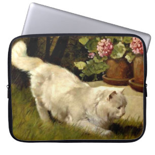 Eine weiße Perserkatze beobachtet einen Marienkäfe Laptopschutzhülle