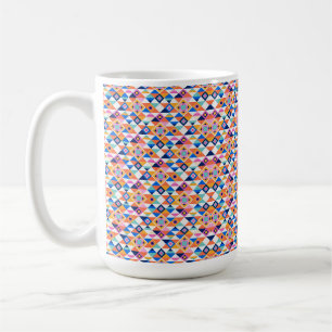 Eine weiße Tasse zeigt ein lebendiges geometrische