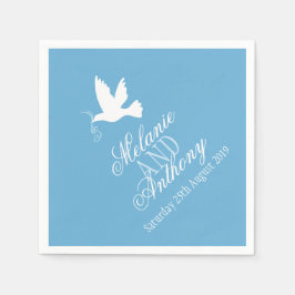 Eine weiße Taube blaue Servietten einsetzen