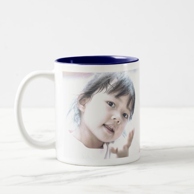 Eine Welt für Kinder Zweifarbige Tasse (Links)