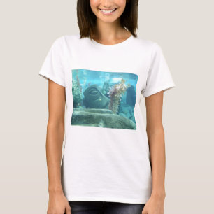 Eine Welt unter Wasser - Stone Statue Image T-Shirt