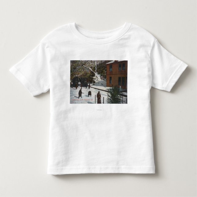 Eine Winter-Szene, Erwachsene, die im Schnee Kleinkind T-shirt (Vorderseite)