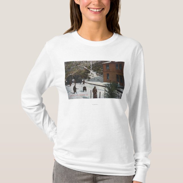 Eine Winter-Szene, Erwachsene, die im Schnee T-Shirt (Vorderseite)