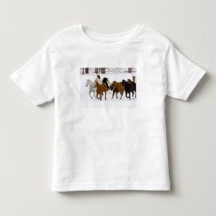 Eine Winterlandschaft mit galoppierenden Pferden Kleinkind T-shirt