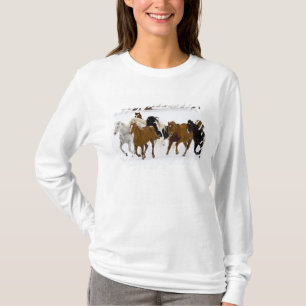 Eine Winterlandschaft mit galoppierenden Pferden T-Shirt