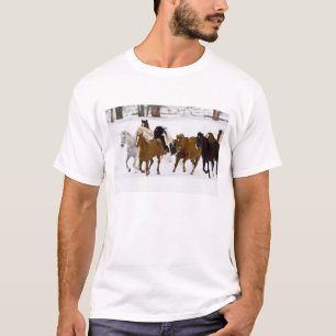 Eine Winterlandschaft mit galoppierenden Pferden T-Shirt