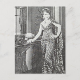 Eine wunderschöne Frau auf einer Schwarz-Weiß-Post Postkarte