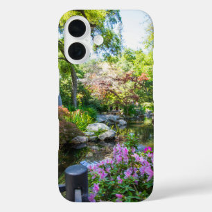eine wunderschöne Frühlingslandschaft im Garten iPhone 16 Hülle