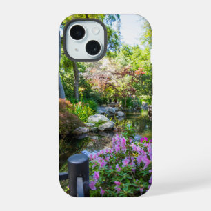 eine wunderschöne Frühlingslandschaft im Garten iPhone 15 Hülle