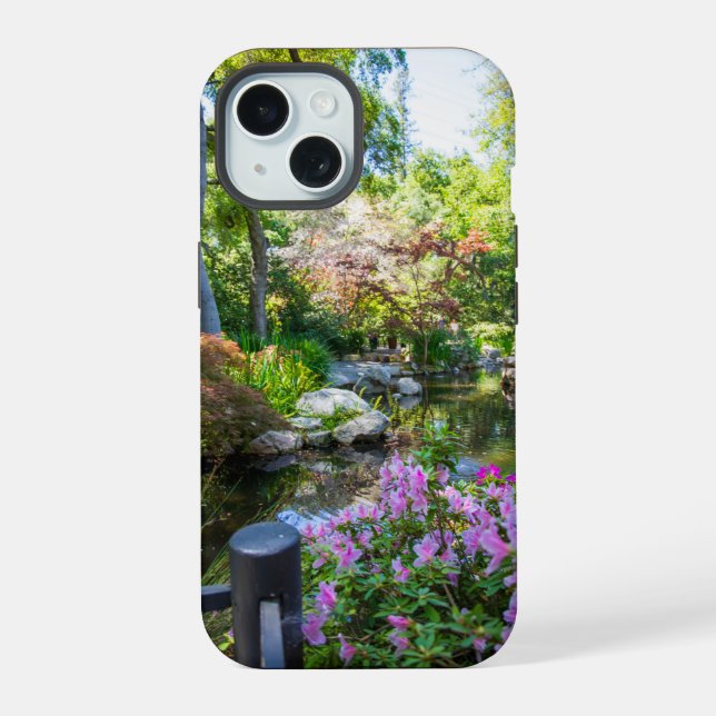 eine wunderschöne Frühlingslandschaft im Garten iPhone 15 Hülle (Rückseite)