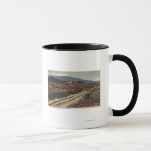 Eine Wüsten-Straße durch Frühjahr-Blumen-Felder Tasse