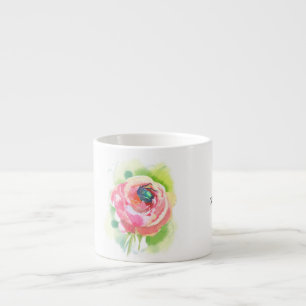 eine zarte Rose und ein Käfer, der darin schläft Espressotasse