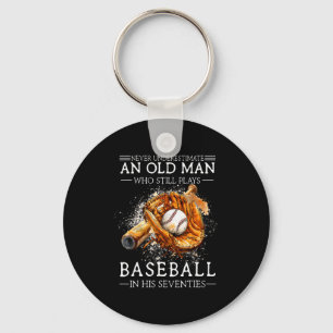 Einen alten Mann, der Baseball spielt, unterschätz Schlüsselanhänger