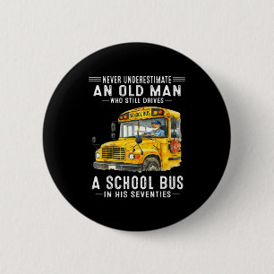 Einen alten Mann, der einen Schulbus fährt, unters Button