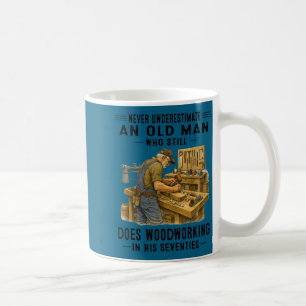 Einen alten Mann, der Holzarbeiten macht, untersch Kaffeetasse