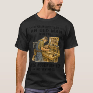 Einen alten Mann, der Holzarbeiten macht, untersch T-Shirt