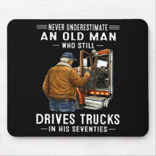 Einen alten Mann, der Lastwagen fährt, unterschätz Mousepad