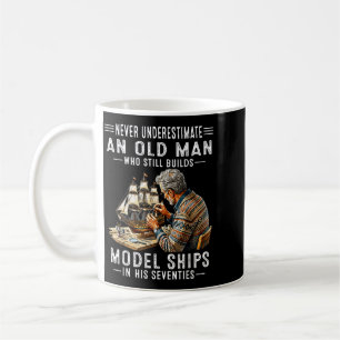 Einen alten Mann, der Modellschiffe baut, untersch Kaffeetasse