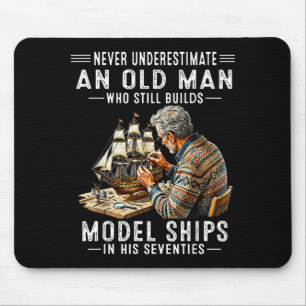 Einen alten Mann, der Modellschiffe baut, untersch Mousepad
