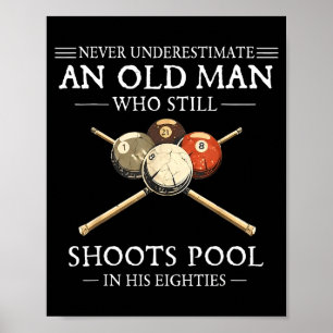 Einen alten Mann, der Poolbillard spielt, untersch Poster