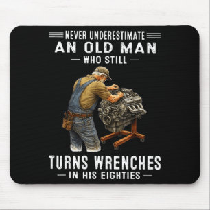 Einen alten Mann, der Schraubenschlüssel dreht, un Mousepad