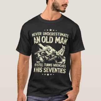 Einen alten Mann, der Schraubenschlüssel dreht, un T-Shirt