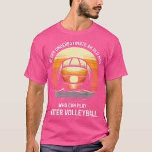 Einen alten Mann, der Wasser spielen kann, nie unt T-Shirt