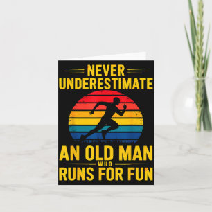 Einen alten Mann, der zum Spaß Marathon läuft, unt Karte