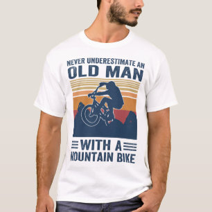 Einen alten Mann mit einem Mountainbike nie unters T-Shirt